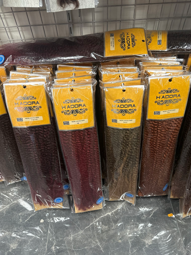 Produits cosmétiques ou mèches en plus.